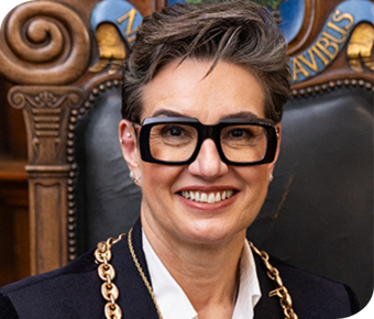 Fiona Docherty 3 (with chain)